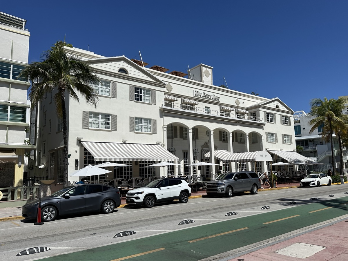 Orlando hotel booking timing for park seasons